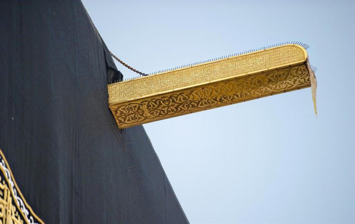 Почему золотой желоб на крыше Каабы покрыт острыми шипами? 