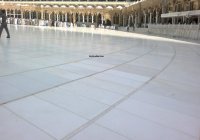 Почему каменный пол в Запретной мечети остается прохладным даже в самые жаркие дни? 