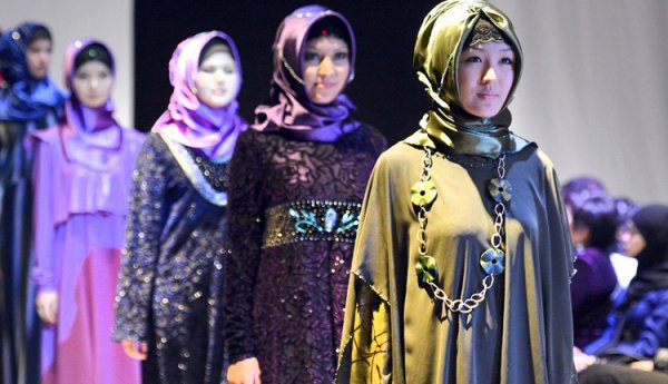 Может ли мусульманка носить яркую одежду?