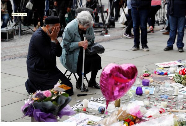 Сотни мусульман Манчестера провели акцию против терроризма (ФОТО)
