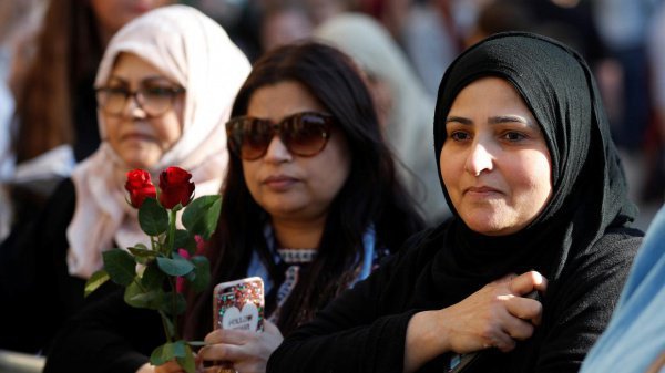 Сотни мусульман Манчестера провели акцию против терроризма (ФОТО)