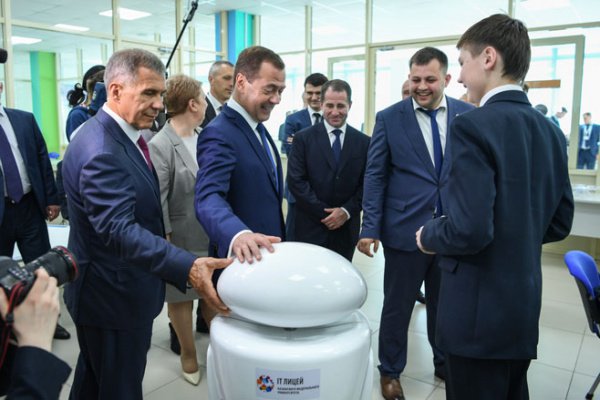 Медведеву в этот день представили роботов-флористов, танцоров, преподавателей