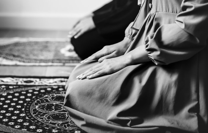 Фото: https://elements.envato.com/ru/muslim-praying-in-tashahhud-posture-J7RT9YH