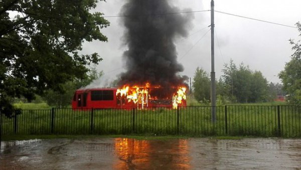 Фото горящего общественного транспорта разместили очевидцы в социальных сетях