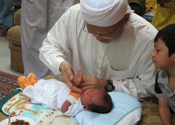 Положить в рот новорожденного ребенка маленький кусочек разжеванного финика и помазать губы ребенка мякотью финика, является сунной.