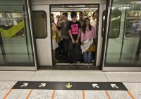 В Гонконге пассажир метро толкнул уборщицу на рельсы (ВИДЕО)