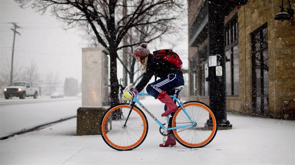 По словам других комментаторов, сибиряков этим не удивить: велосипед в 40 мороза для Ноябрьска — «нормальное явление»