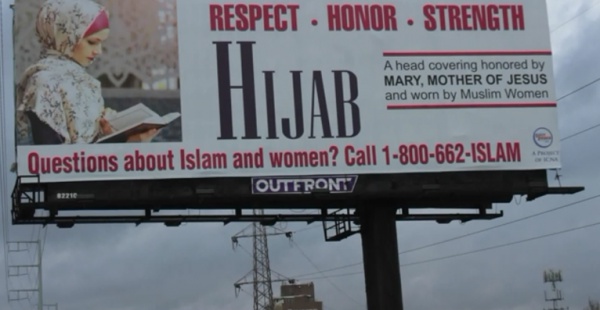Посредством своих баннеров организация GainPeace поощряет вопросы немусульман о хиджабе
