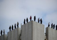 Антисуицидальные статуи появились на крыше небоскреба в Лондоне