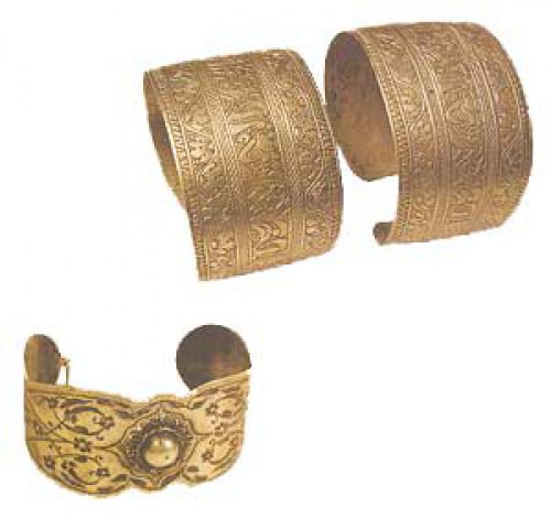 Шкатулка с украшениями жительниц Волжской Булгарии: перстни и браслеты 
