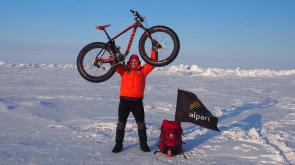 Финальную часть своего маршрута по льду Северного Ледовитого океана он преодолел верхом на велосипеде