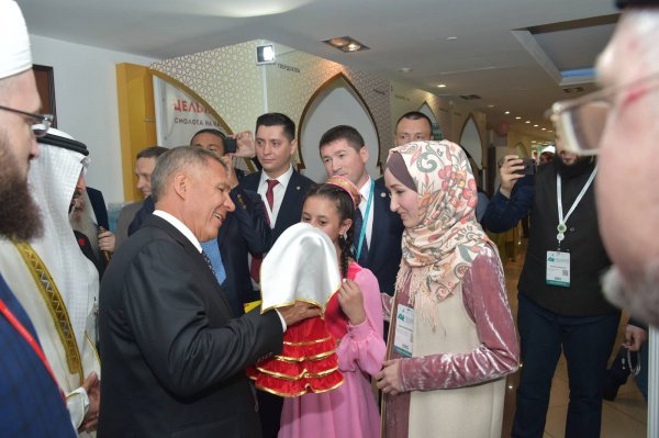 Рустаму Минниханову в рамках открытия выставки была вручена говорящая татарская кукла "Моя Сююмбике"