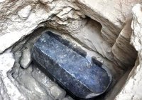 Загадочный черный саркофаг поднимут на поверхность в Египте