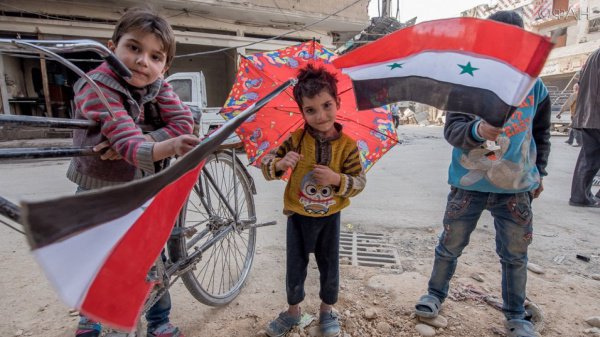 Сирийские беженцы продолжают возвращаться в свои дома. 