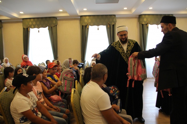 Муфтий Татарстана подарил школьникам портфели и школьные принадлежности 