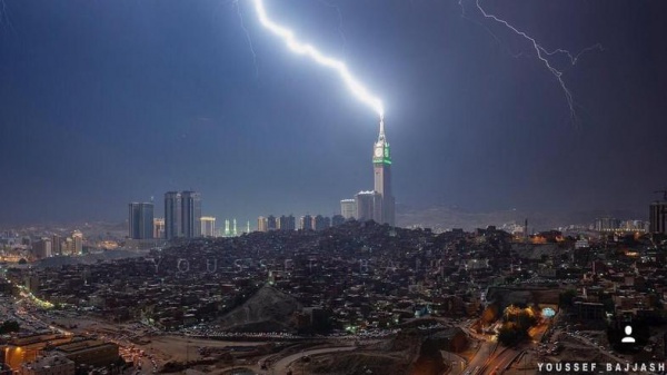 Самую высокую башню Мекки поразила молния (ФОТО)