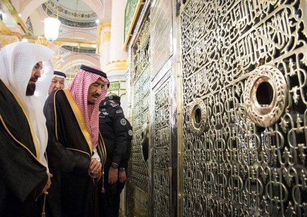 Король Салман в мечети Пророка. 