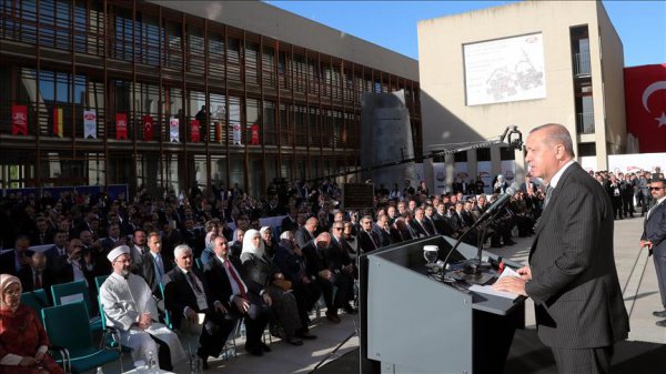 Турецкий лидер выступает на открытии кельнской мечети. 