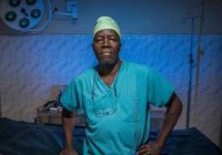 Африканский хирург, читающий пациентам Коран, получил премию ООН
