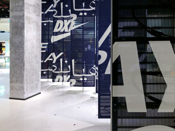 Nike использовала арабскую письменность для дизайна магазина 