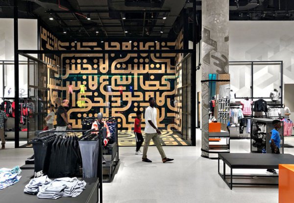 Nike использовала арабскую письменность для дизайна магазина 