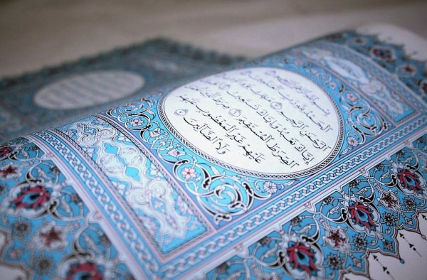 Толковать Коран самостоятельно могут только наиболее компетентные религиозные деятели. 