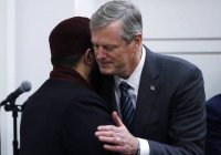 Губернатор США принял участие в мусульманской молитве